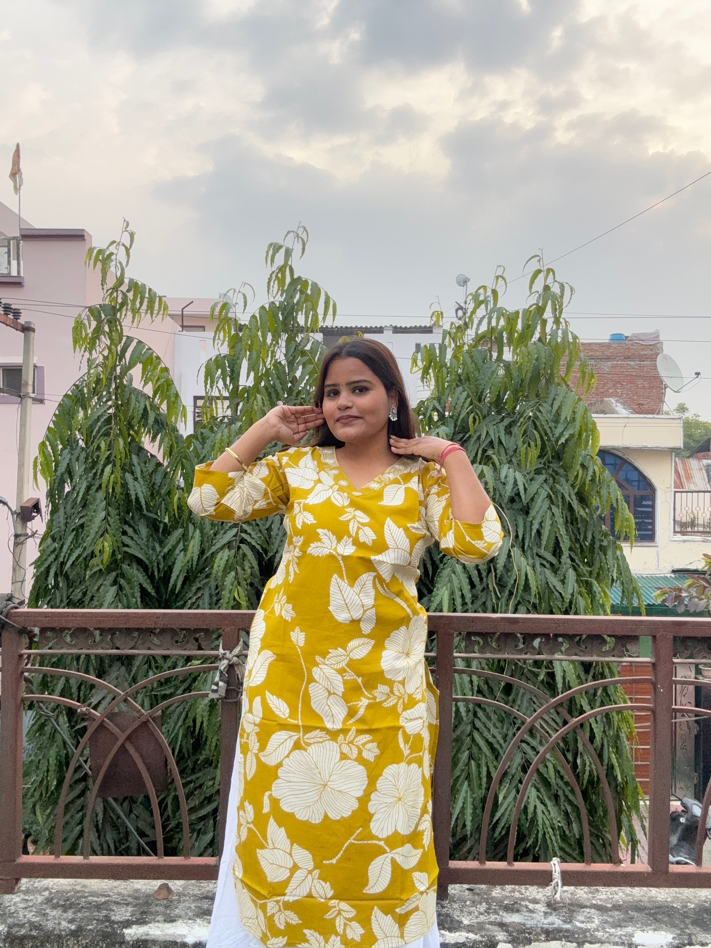 Suneheri bloom V-neck long kurti