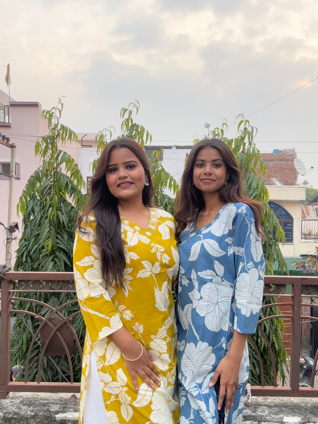 Suneheri bloom V-neck long kurti