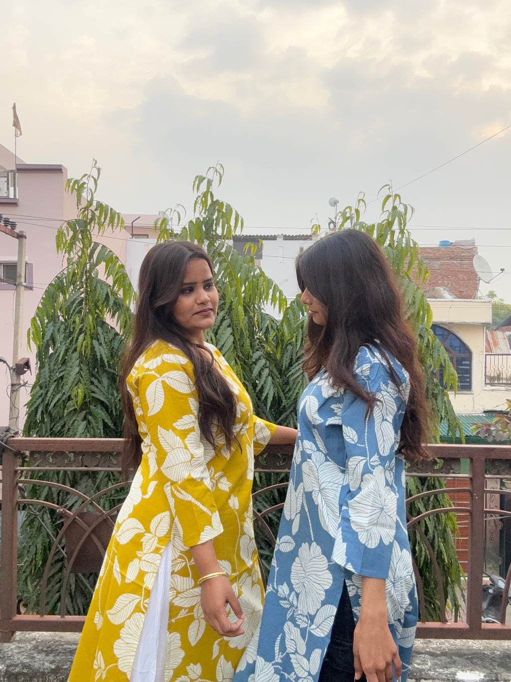 Suneheri bloom V-neck long kurti