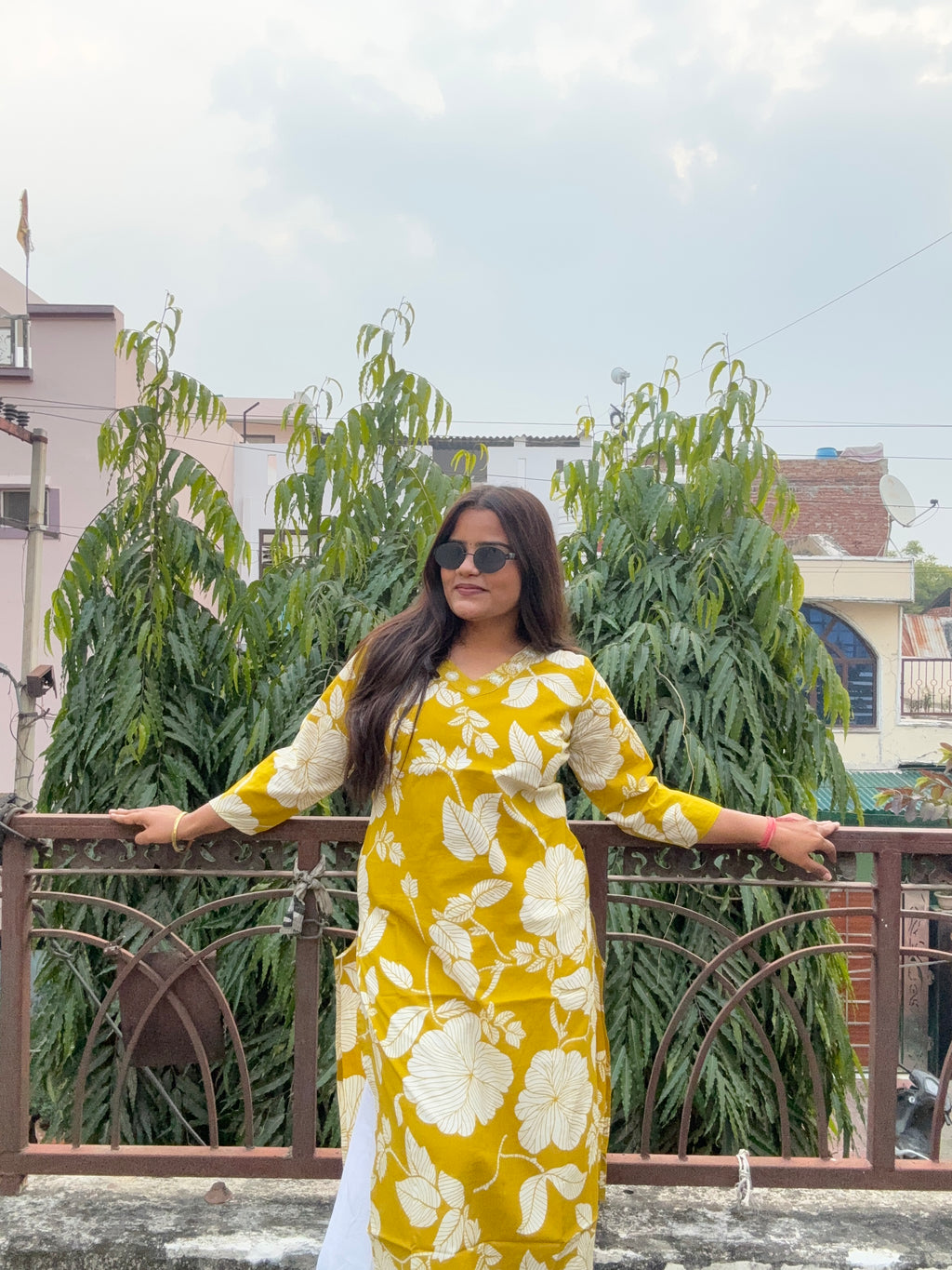 Suneheri bloom V-neck long kurti